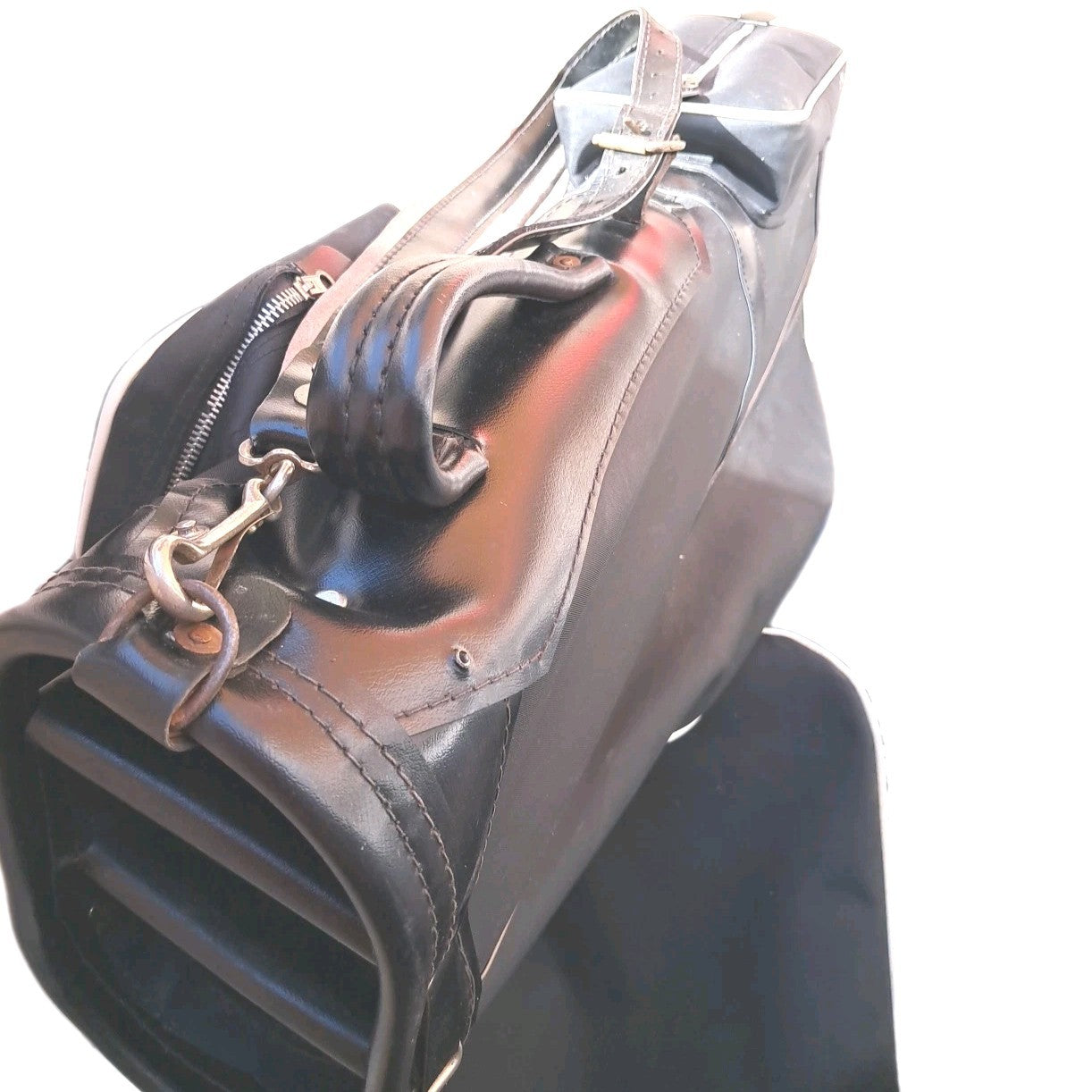 Vintage Golf Set. Right-Handed 1,3 Woods, 3,5,7,9,SW Irons, Putter + Bag